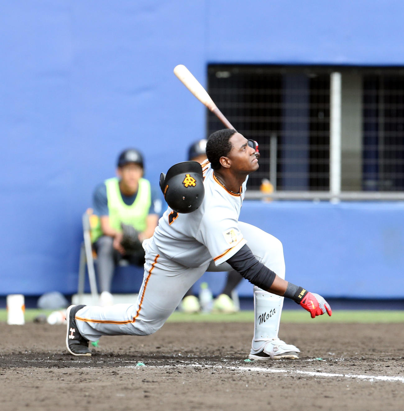 日本ハム対巨人　8回表巨人無死、モタは左越え本塁打を放つ（撮影・佐藤翔太）