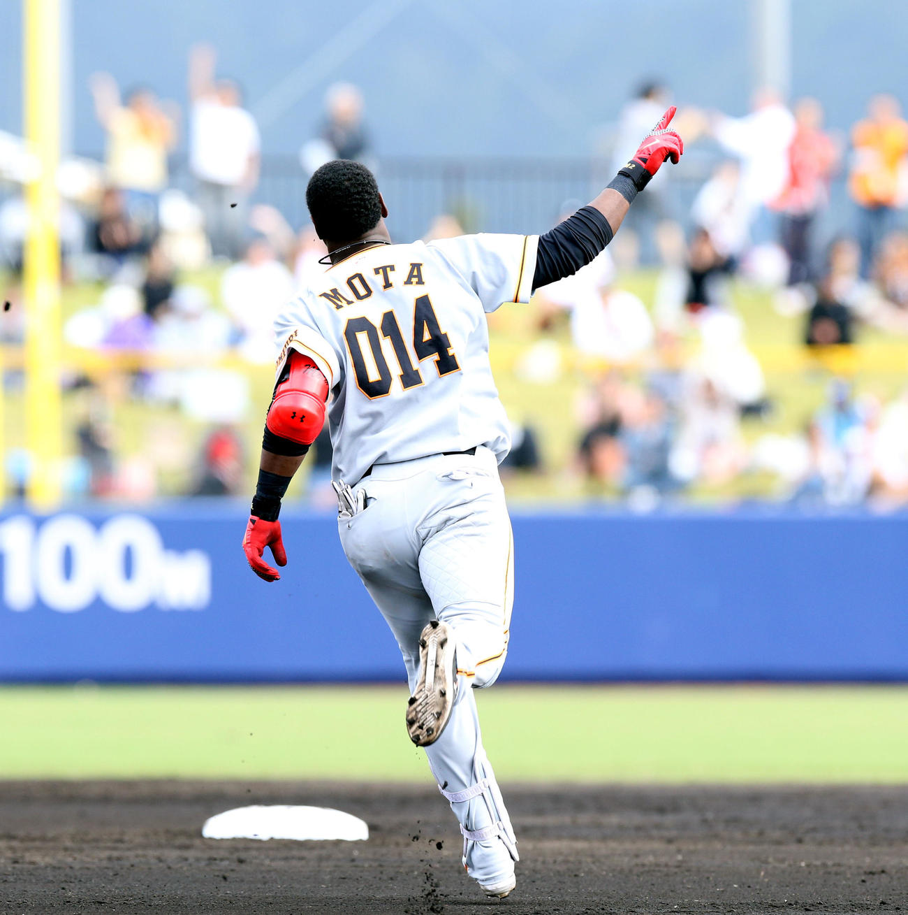 日本ハム対巨人　8回表巨人無死、左越え本塁打を放ちポーズをとりながらダイヤモンドを一周するモタ（撮影・佐藤翔太）