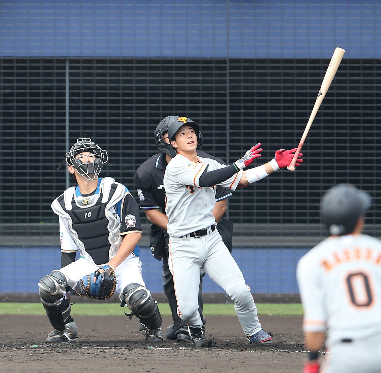 日本ハム対巨人　8回表巨人無死二塁、左越え2点本塁打を放つ湯浅（撮影・河野匠）