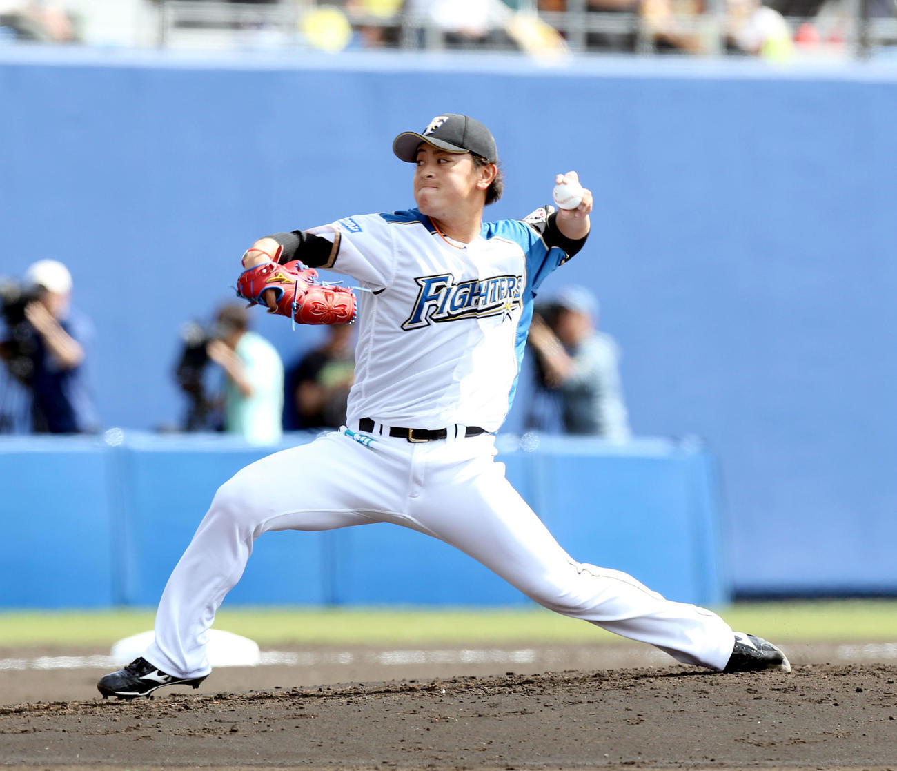 日本ハム対巨人　3回から登板する日本ハム河野（撮影・佐藤翔太）