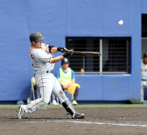日本ハム対巨人　5回表巨人無死、中島は左越えソロ本塁打を放つ（撮影・佐藤翔太）