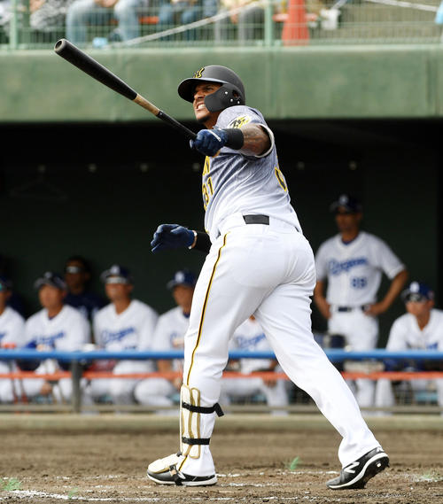 中日対阪神　3回表阪神1死一塁、マルテは左越え2点本塁打を放つ（撮影・前岡正明）