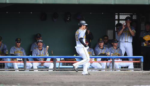 中日対阪神　2回表阪神2死一塁、左越え2点本塁打を放った坂本誠志郎をサイレントトリートメントで迎える阪神ナイン（撮影・森本幸一）