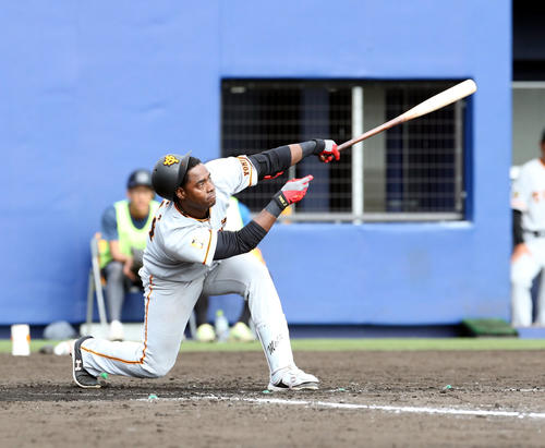 日本ハム対巨人　8回表巨人無死、モタは左越え本塁打を放つ（撮影・佐藤翔太）