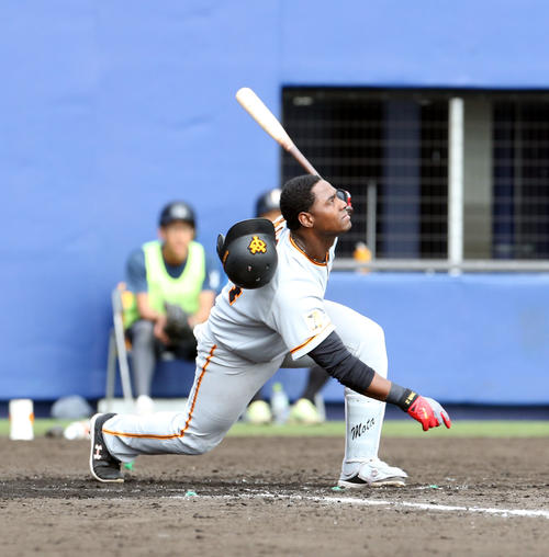 日本ハム対巨人　8回表巨人無死、モタは左越え本塁打を放つ（撮影・佐藤翔太）