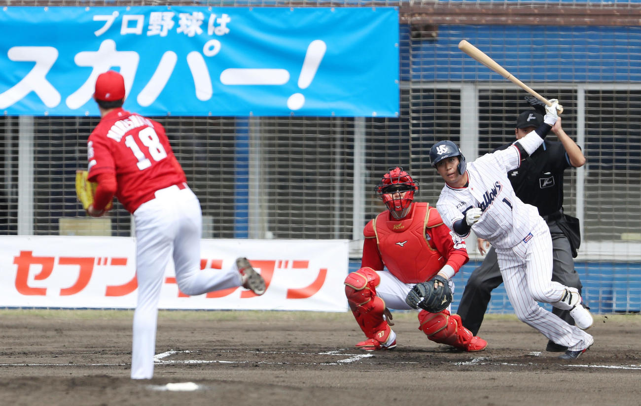 ヤクルト対広島　1回裏ヤクルト1死、中前打を放つ山田哲。投手森下（撮影・狩俣裕三）