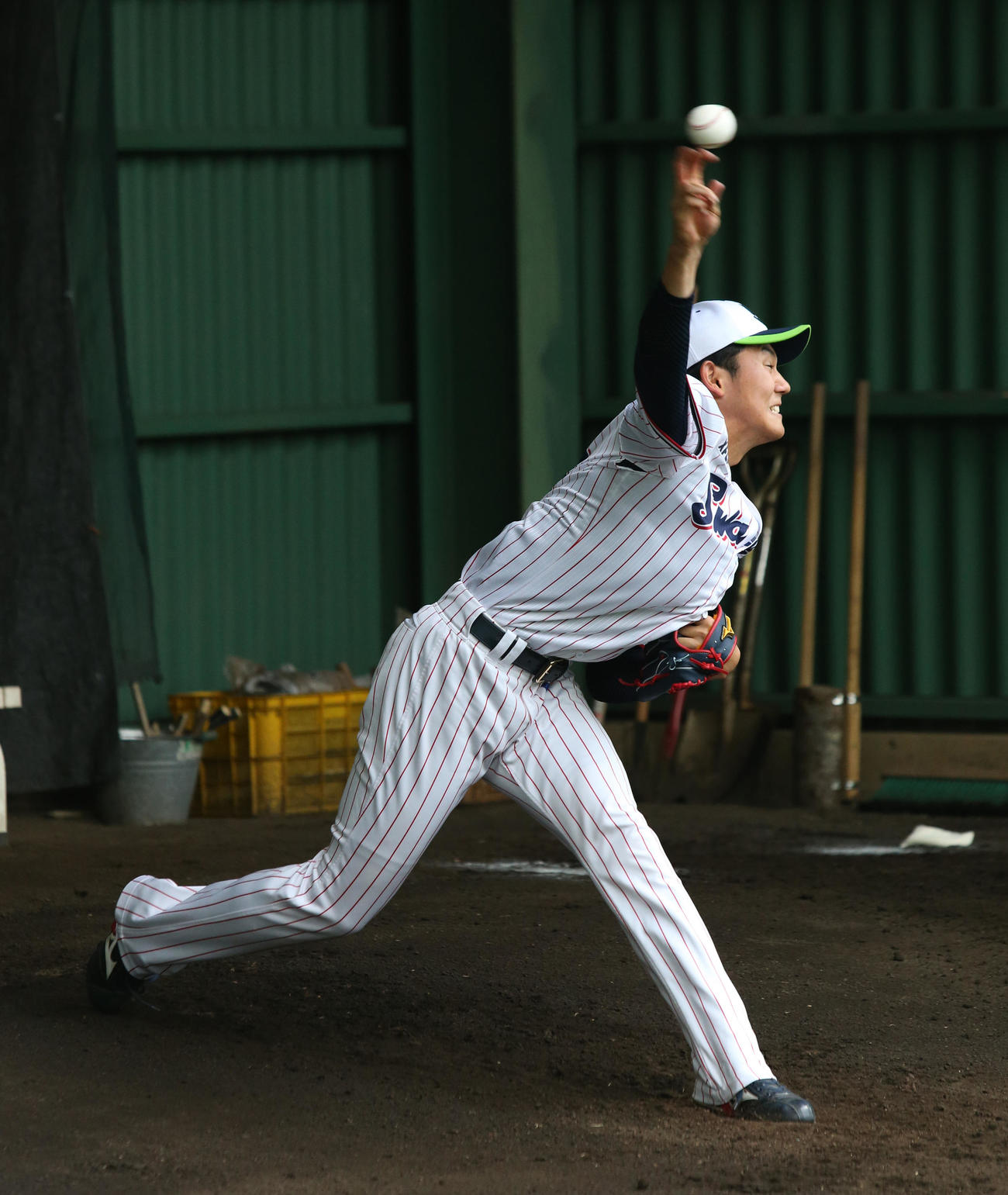 初ブルペンで投げ込むドラフト1位ルーキーのヤクルト奥川恭伸（撮影・菊川光一）