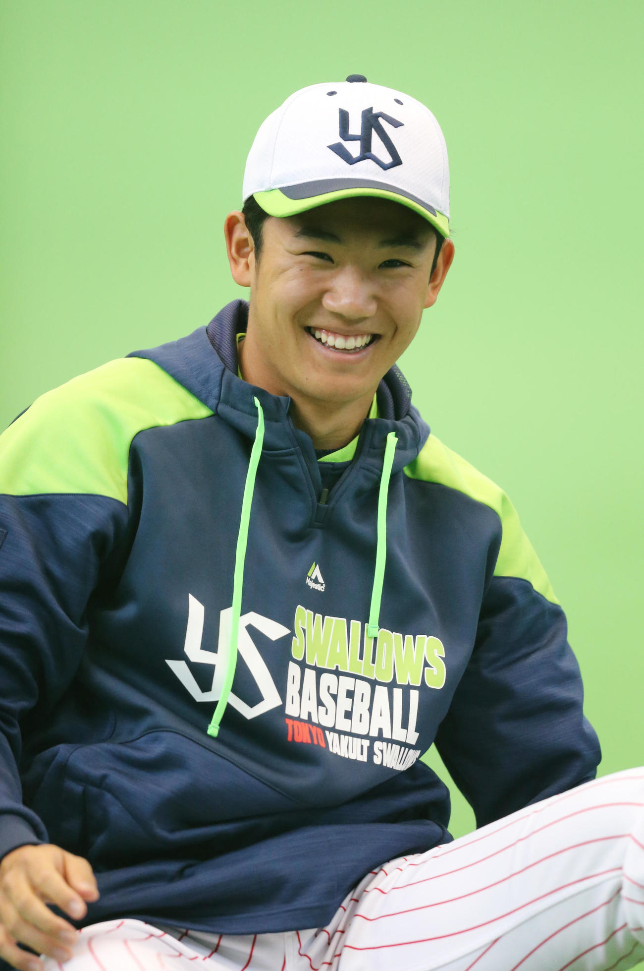 練習で笑顔を見せるドラフト1位ルーキーのヤクルト奥川恭伸（撮影・菊川光一）