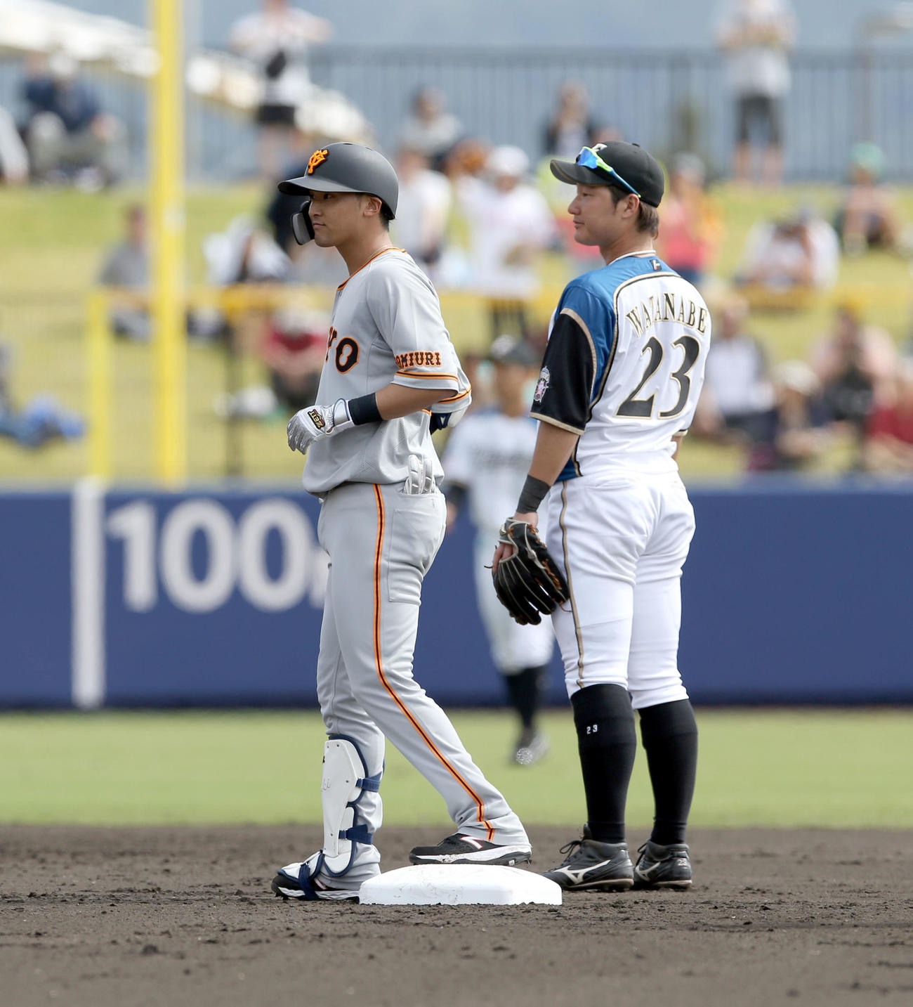日本ハム対巨人　3回表巨人1死一、三塁、吉川尚は先制となる適時二塁打を放つ（撮影・佐藤翔太）