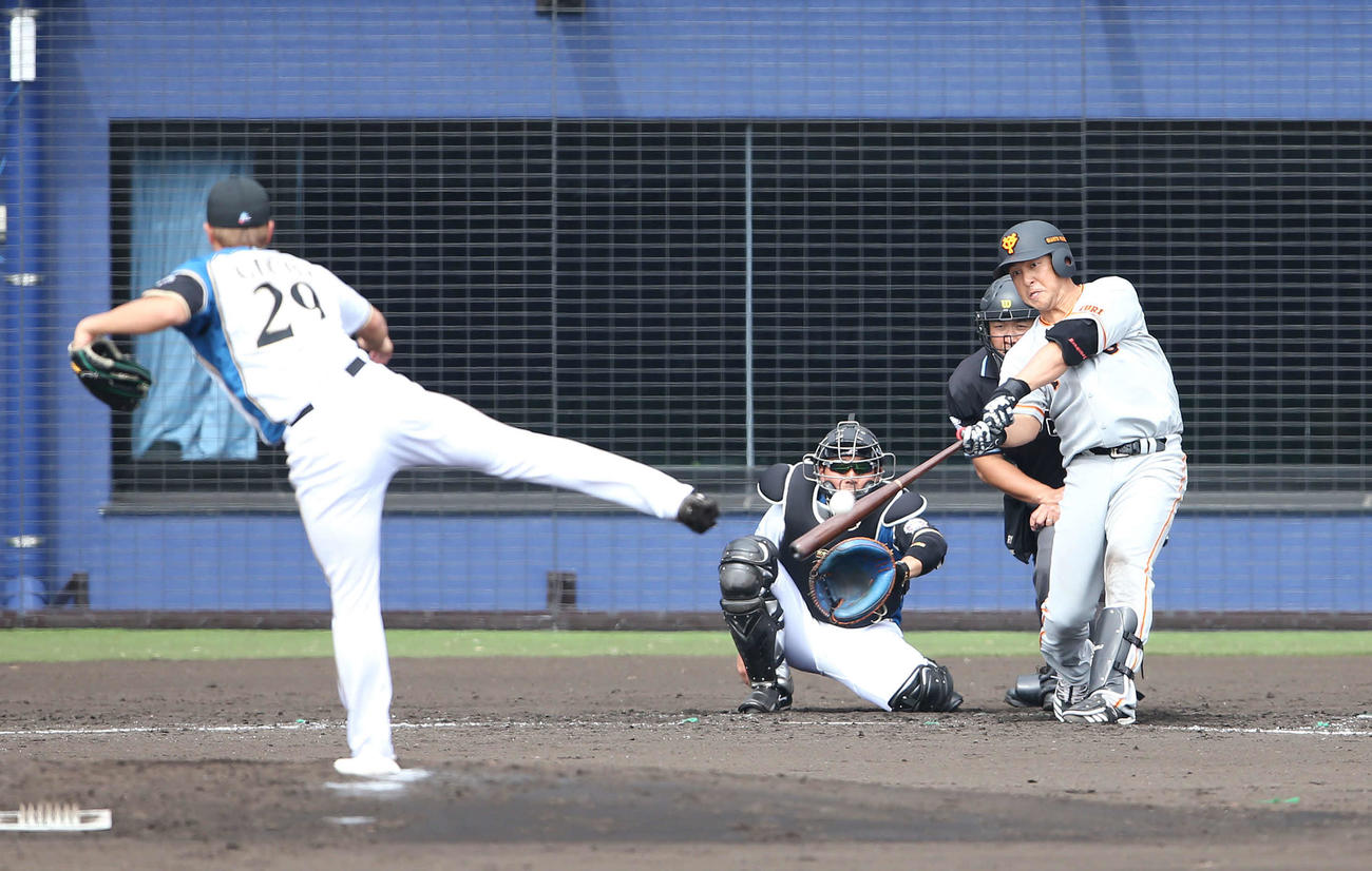 日本ハム対巨人　5回表巨人無死、左越え本塁打を放つ中島。投手井口（撮影・河野匠）