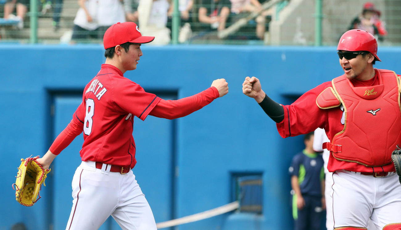3回2失点の森下（左）は会沢とグータッチ（撮影・栗木一考）