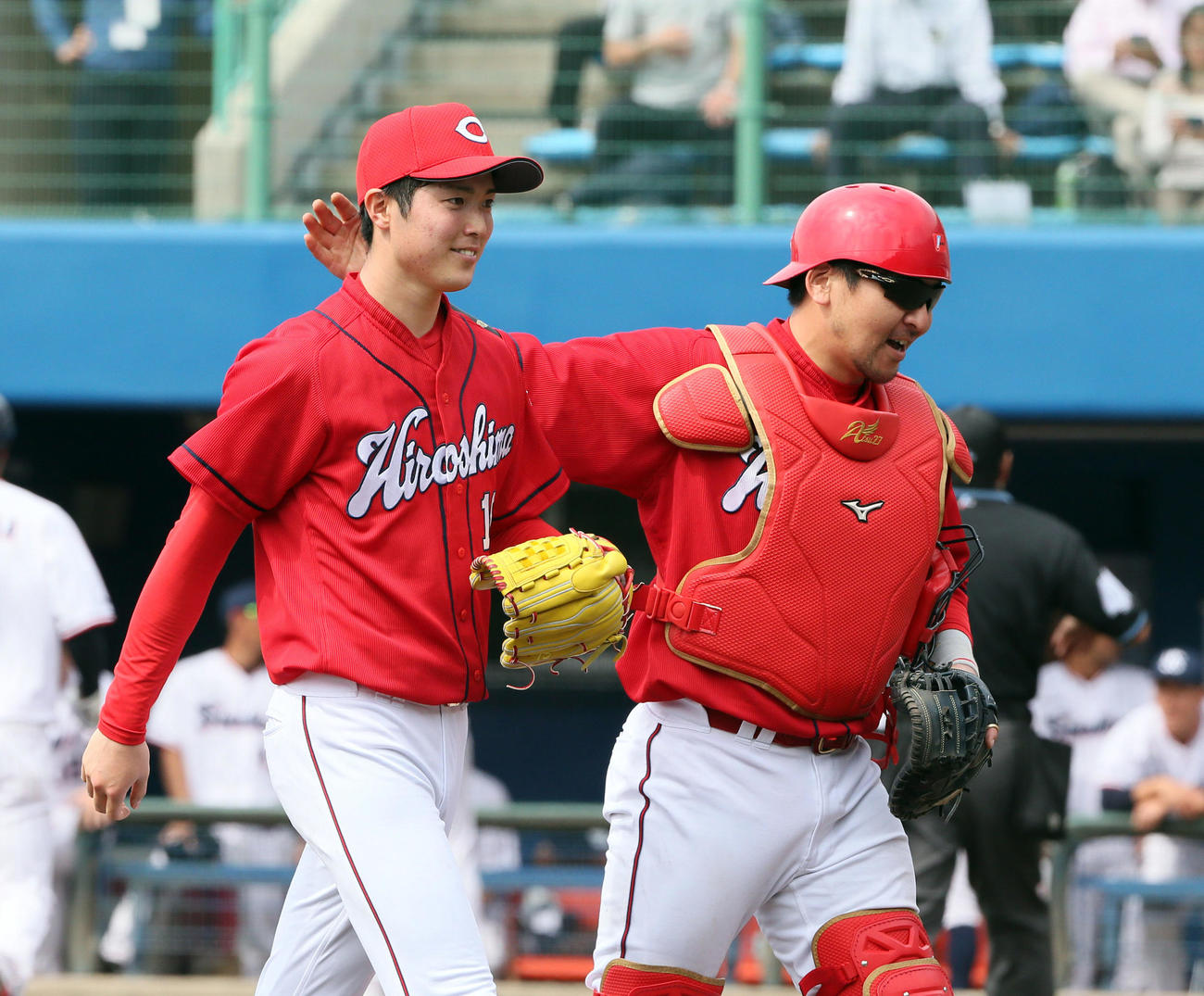 オープン戦　3回2失点の森下（左）は会沢からねぎらいを受ける（撮影・栗木一考）