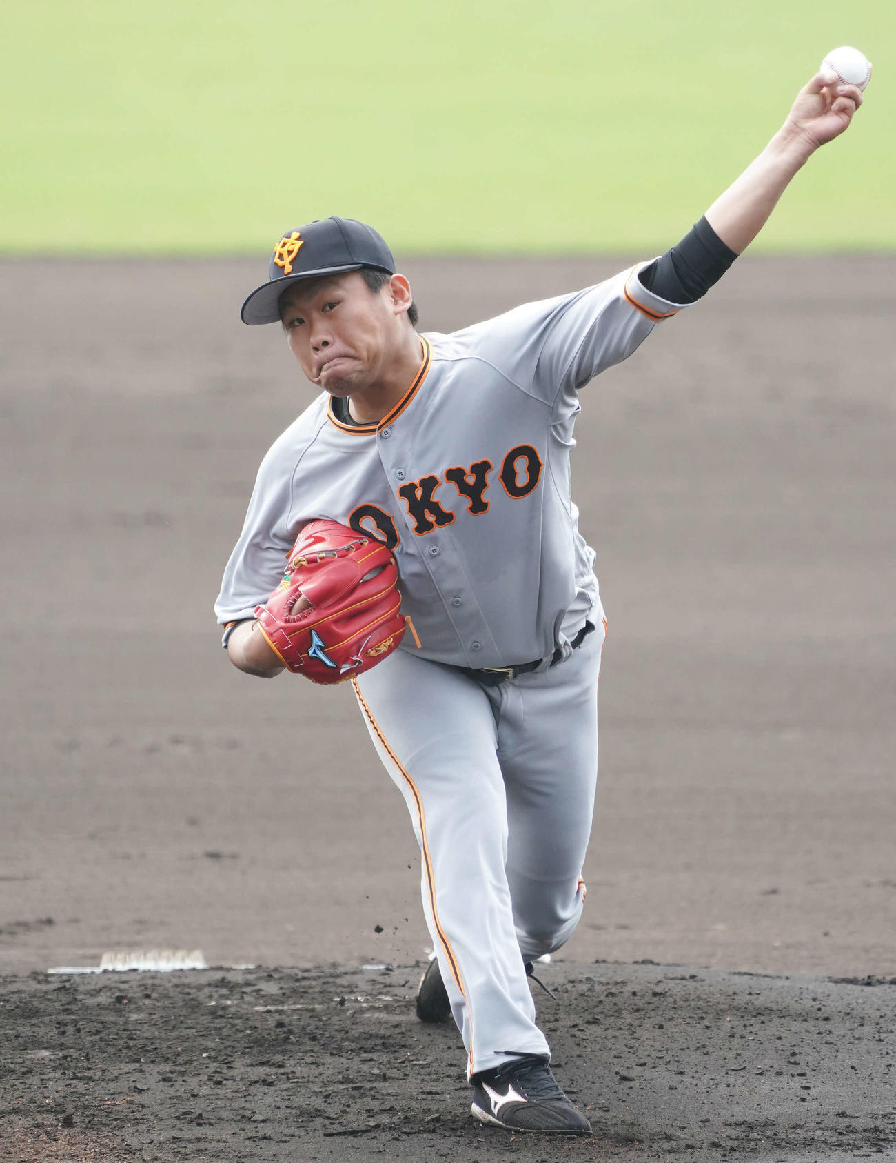 日本ハム対巨人　力投する巨人先発の田口（撮影・加藤諒）