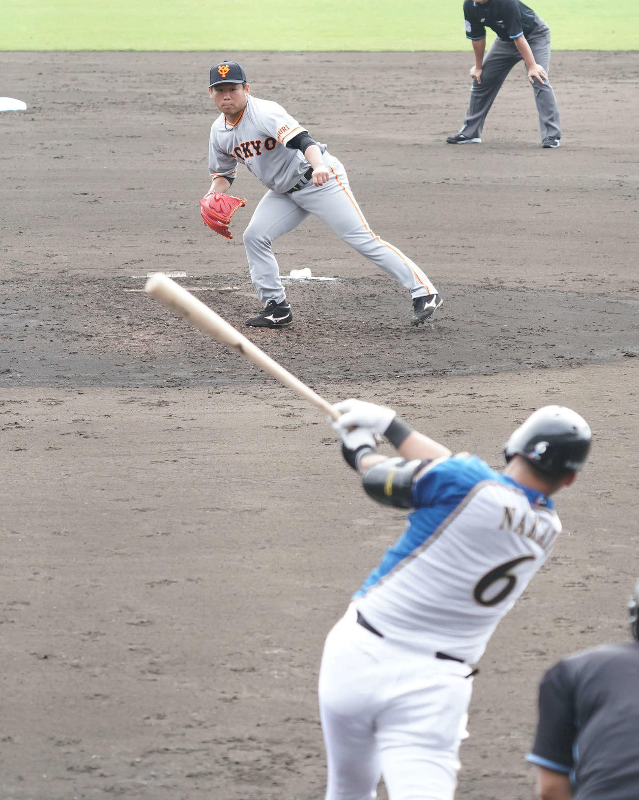 日本ハム対巨人　4回裏日本ハム1死二塁、先発田口は中田から空振り三振を奪う（撮影・加藤諒）