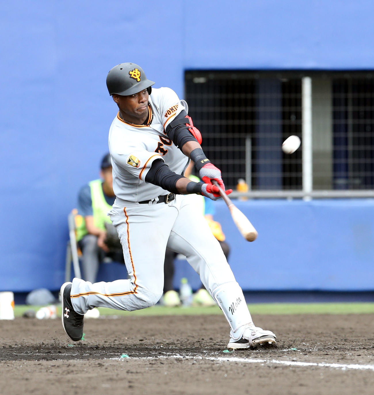 日本ハム対巨人　8回表巨人無死、モタは左越え本塁打を放つ（撮影・佐藤翔太）