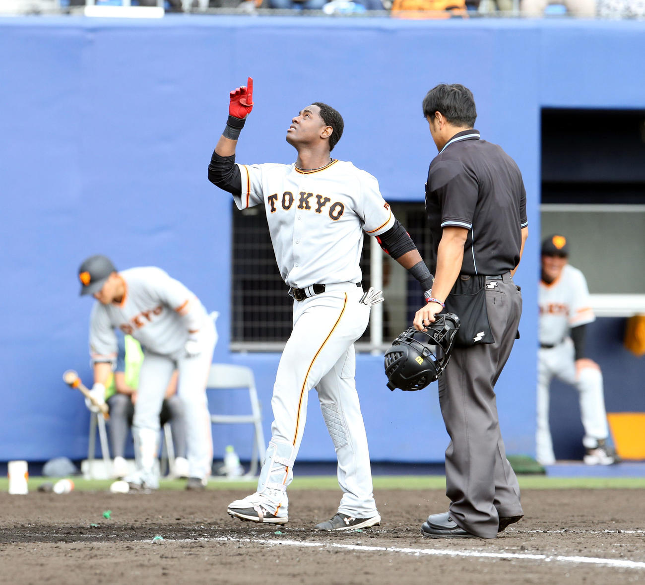 日本ハム対巨人　8回表巨人無死、左越え本塁打を放ち生還するモタ（撮影・佐藤翔太）
