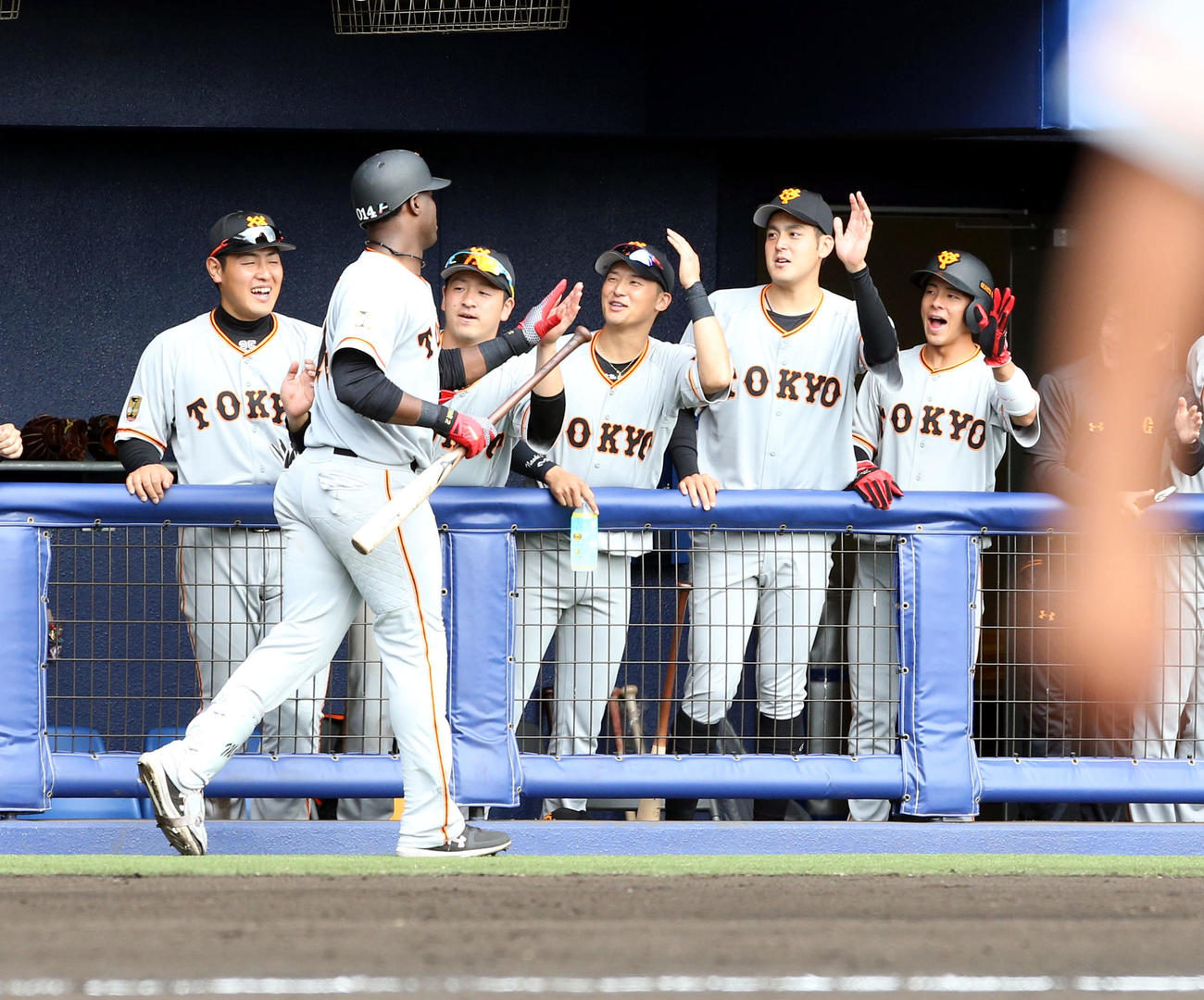 日本ハム対巨人　8回表巨人無死、左越え本塁打を放ちチームメートに出迎えられるモタ（撮影・佐藤翔太）