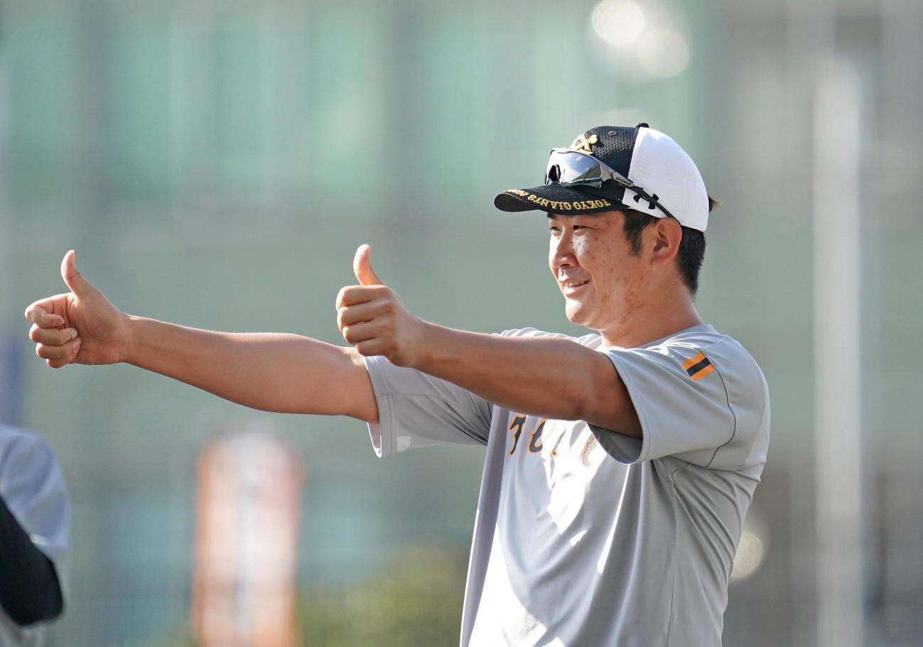 両指を立ててビジョントレーニングを行う巨人菅野（撮影・加藤諒）