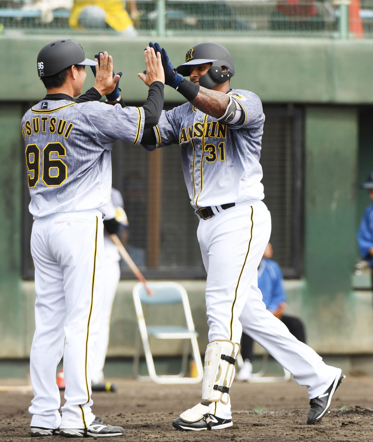中日対阪神　3回表阪神1死一塁、左越え2点本塁打を放ったジェフリー・マルテ（右）（撮影・森本幸一）