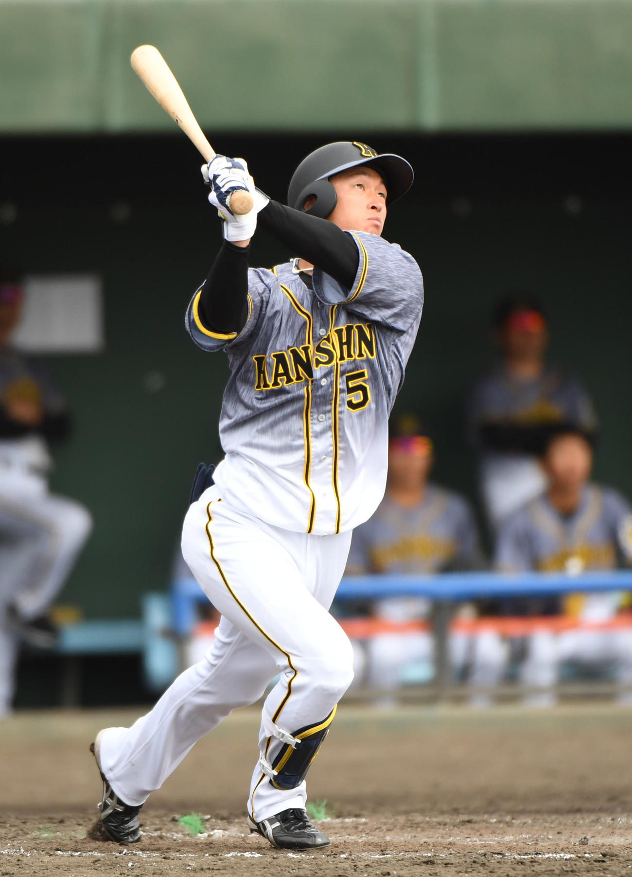 中日対阪神　4回表阪神1死、右越え本塁打を放つ近本（撮影・森本幸一）