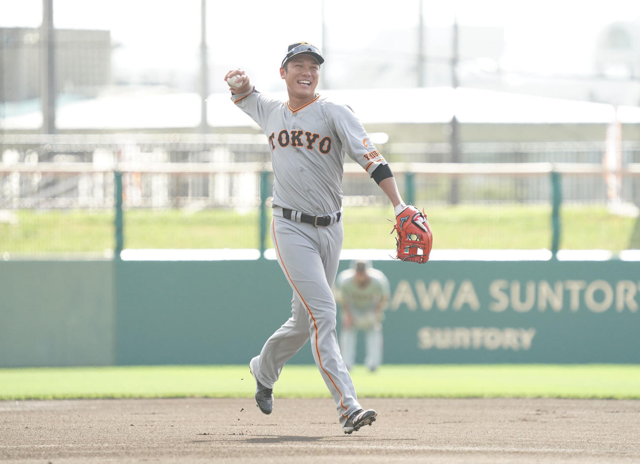 笑顔でノックを受ける巨人坂本勇人（撮影・加藤諒）