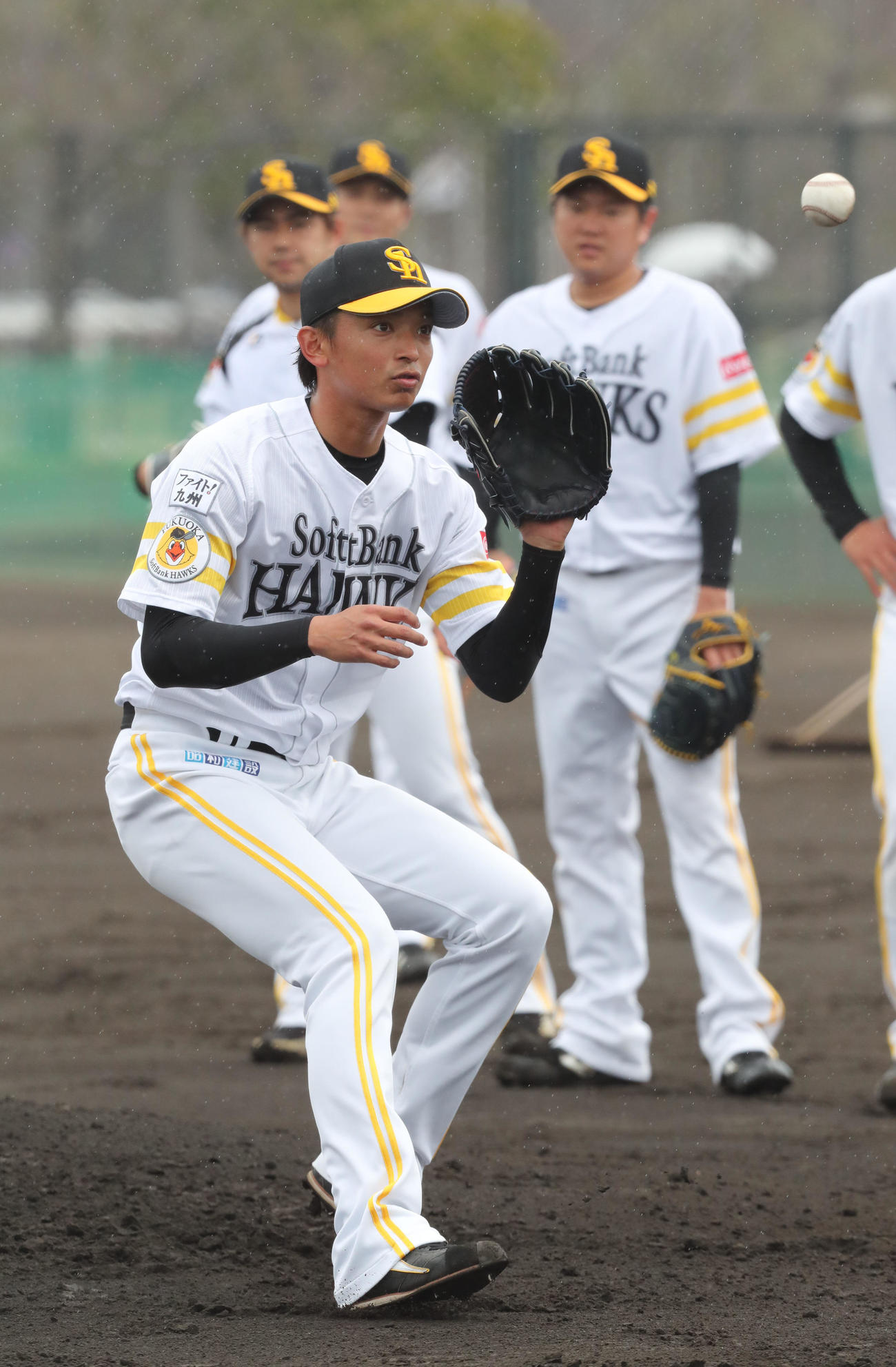 ノックで軽快な動きを見せる東浜（撮影・梅根麻紀）