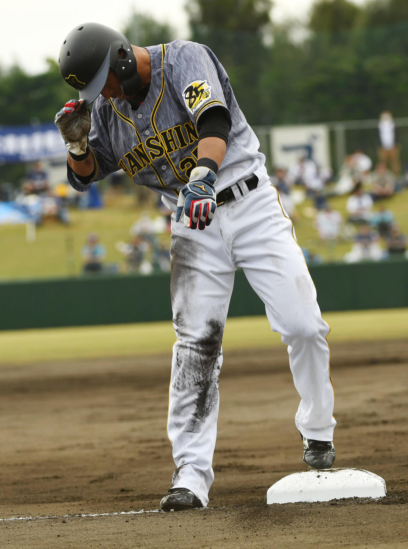 8回表阪神無死一塁、植田の送りバントで一気に三塁へ進んだ江越（撮影・前岡正明）