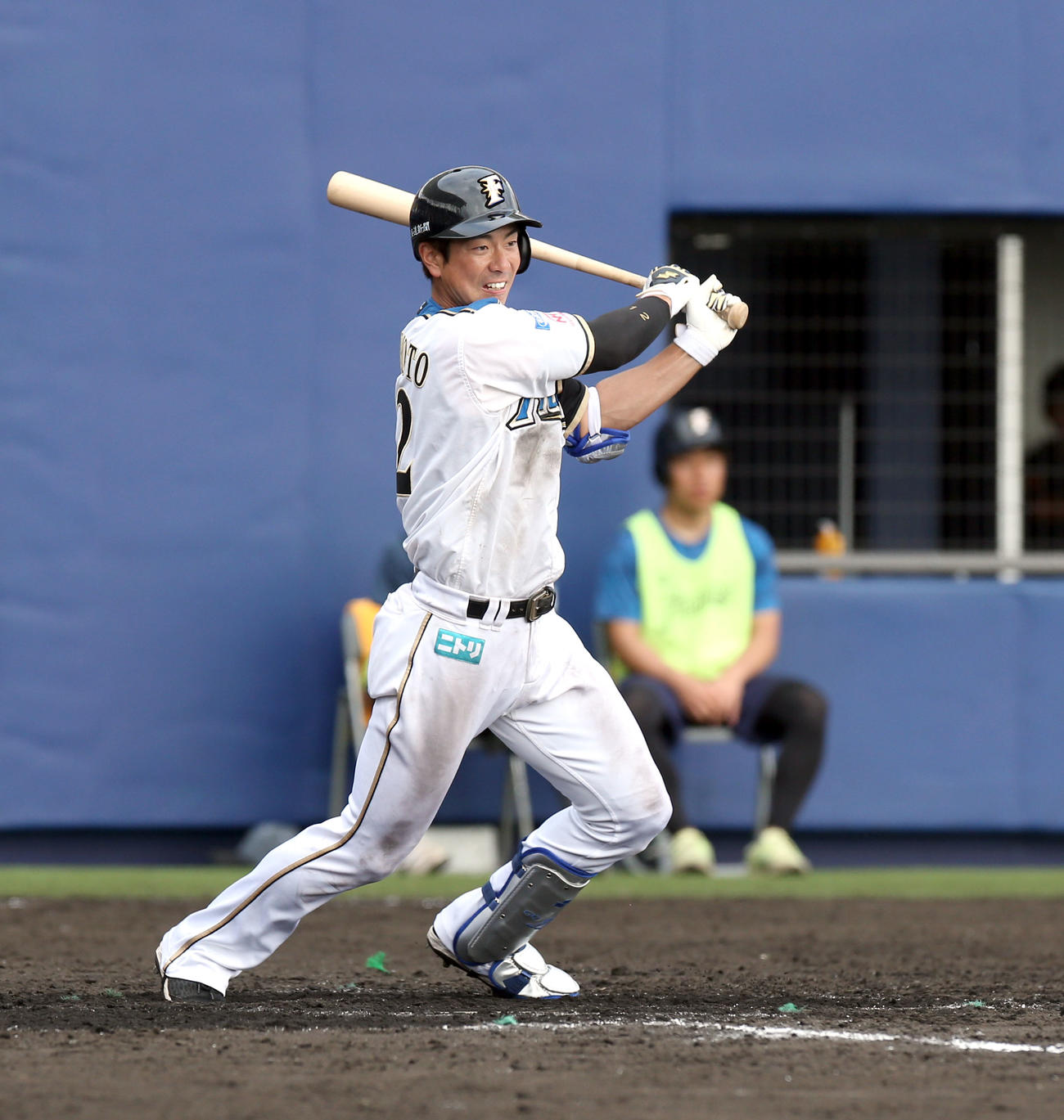 日本ハム対巨人　8回裏日本ハム1死、松本は右前打を放つ（撮影・佐藤翔太）