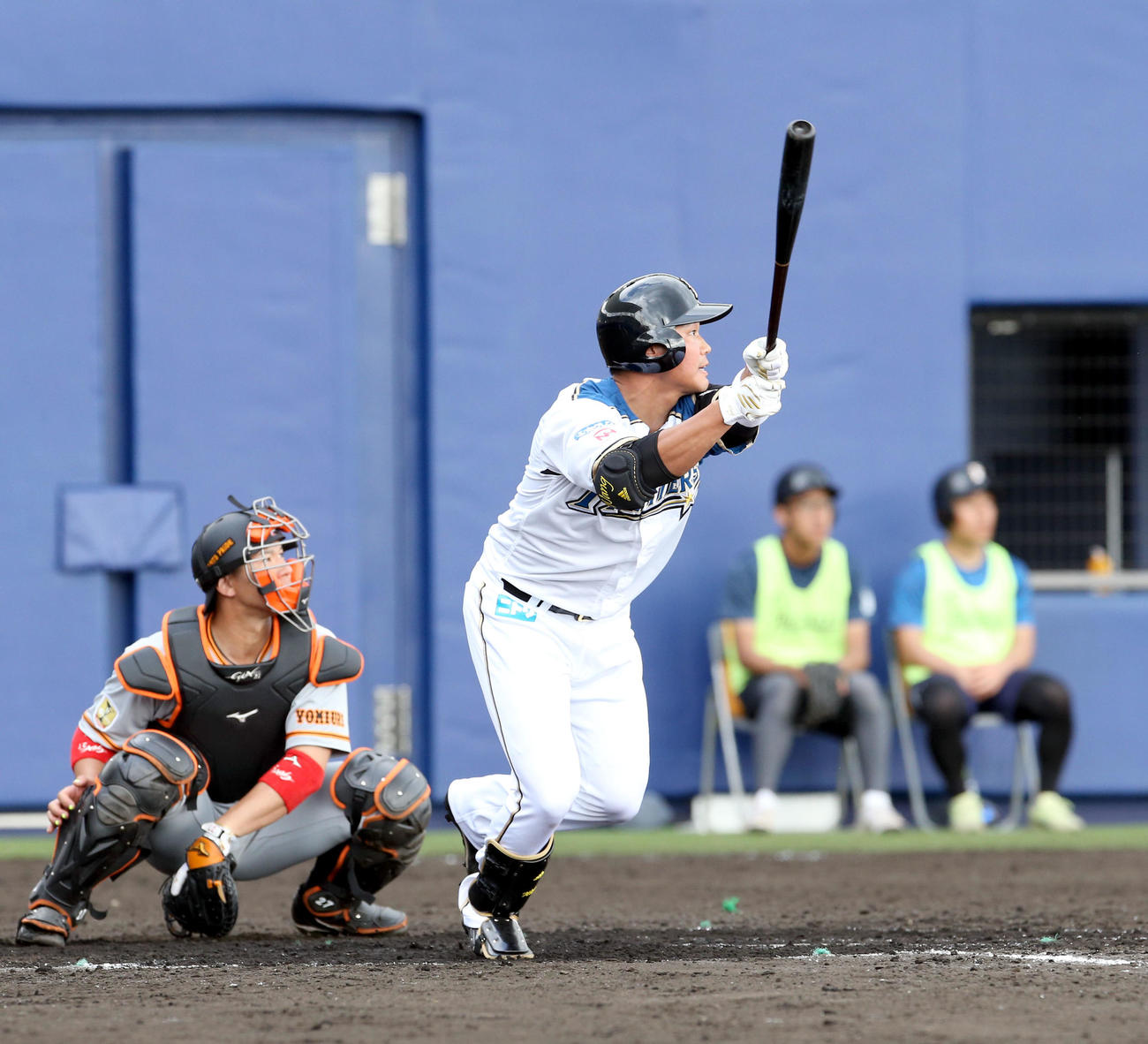 日本ハム対巨人　7回裏日本ハム1死一塁、王柏融は適時二塁打を放つ（撮影・佐藤翔太）