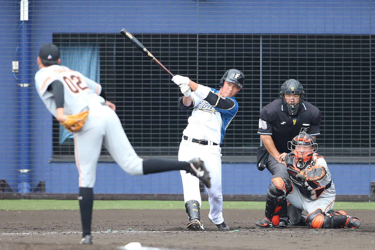 日本ハム対巨人　5回裏日本ハム1死、与那原から二塁打を放つ王柏融（撮影・河野匠）