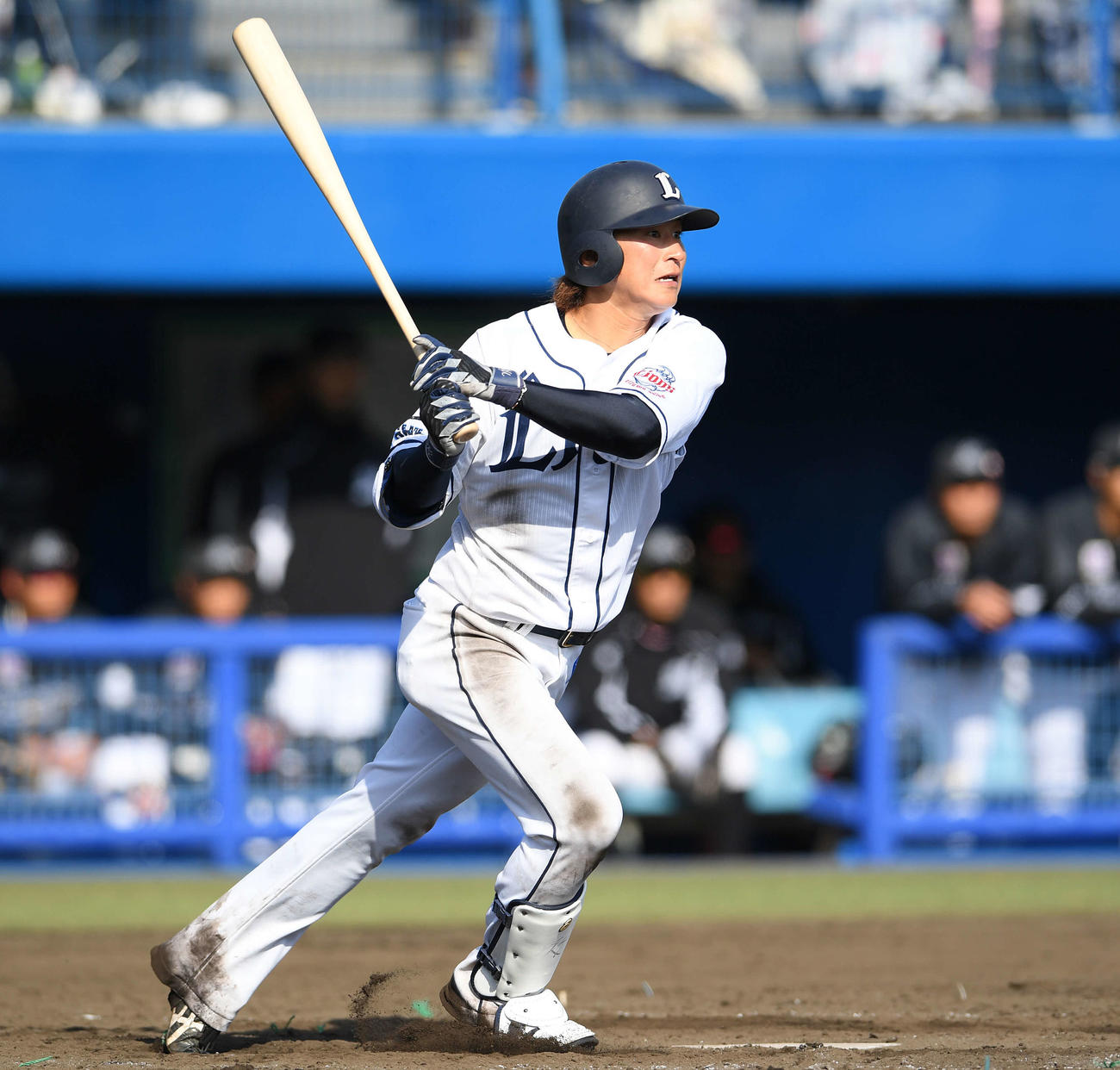 西武対ロッテ　5回裏西武2死満塁、右前適時打を放つ金子（撮影・鈴木みどり）