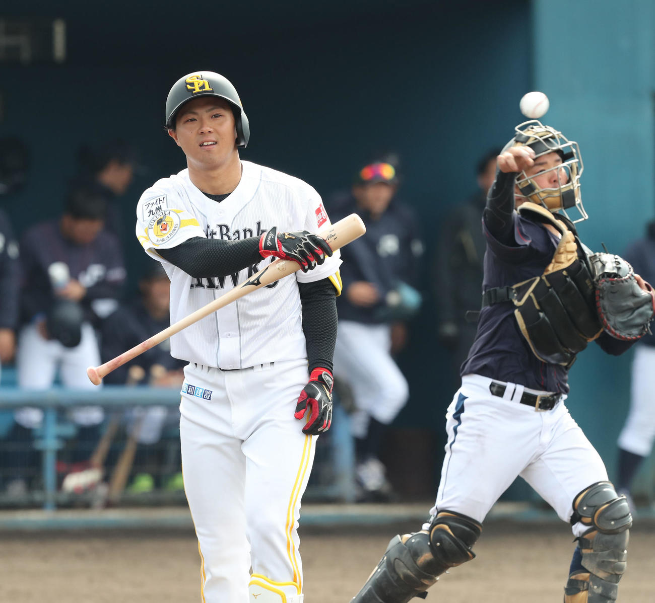 ソフトバンク対JR西日本　5回裏ソフトバンク2死一塁、佐藤は空振りの三振に終わり悔しそうな表情（撮影・梅根麻紀）