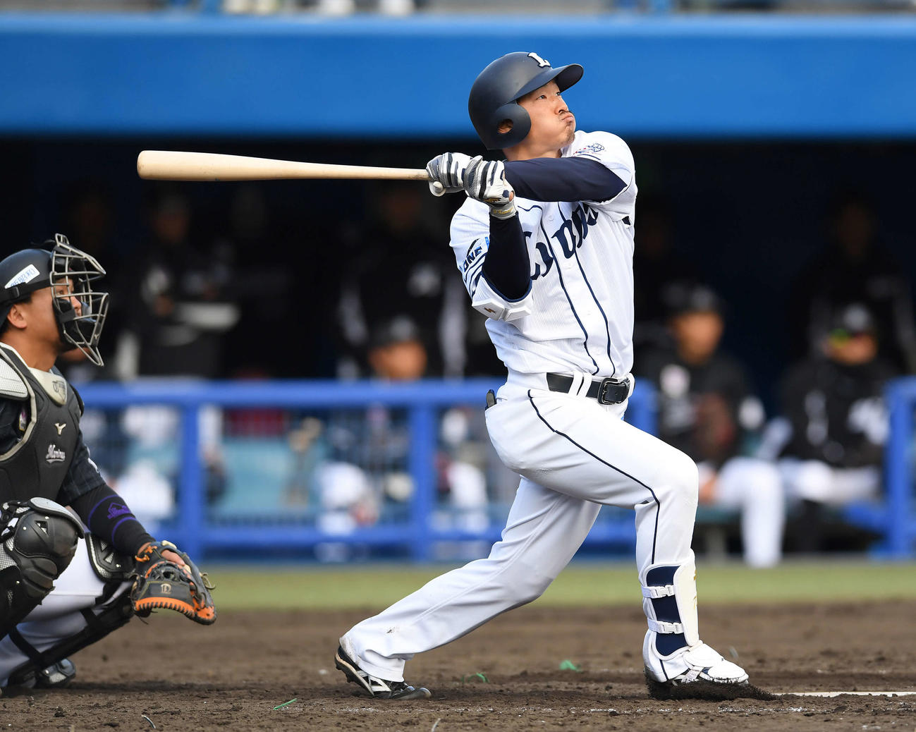 西武対ロッテ　4回裏西武2死二塁、右中間に2点本塁打を放つ川越（撮影・鈴木みどり）