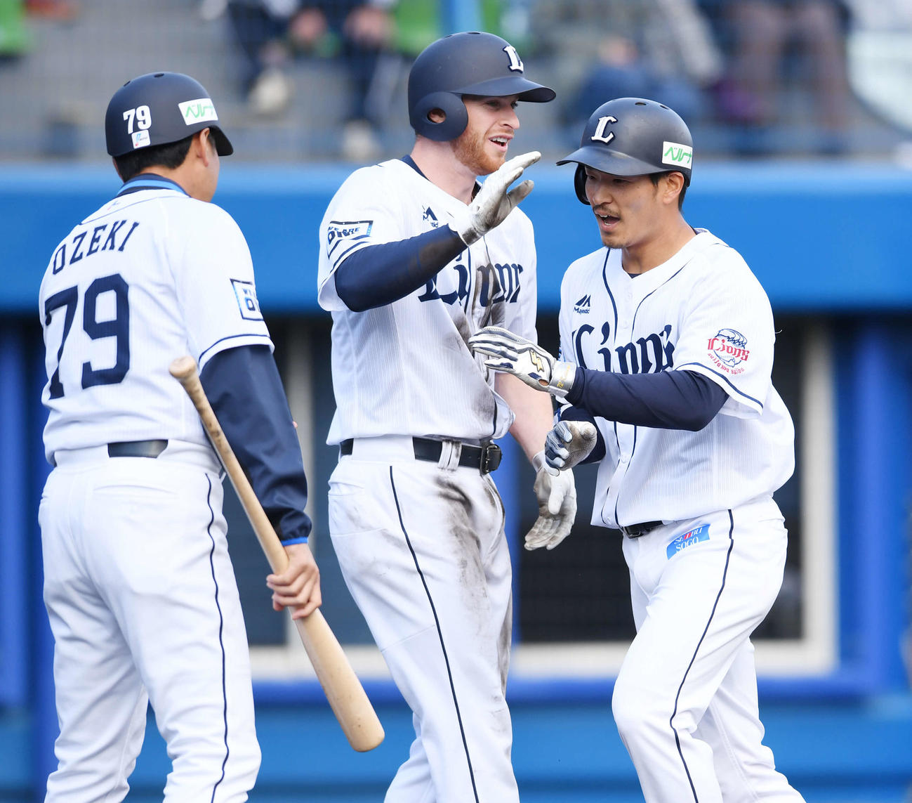 西武対ロッテ　4回裏西武2死二塁、右中間に2点本塁打を放った川越（右）は笑顔で生還。中央はスパンジェンバーグ（撮影・鈴木みどり）