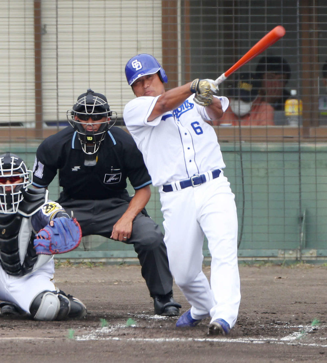 中日対阪神　2回裏中日1死、左越え本塁打を放つ平田（撮影・前田充）