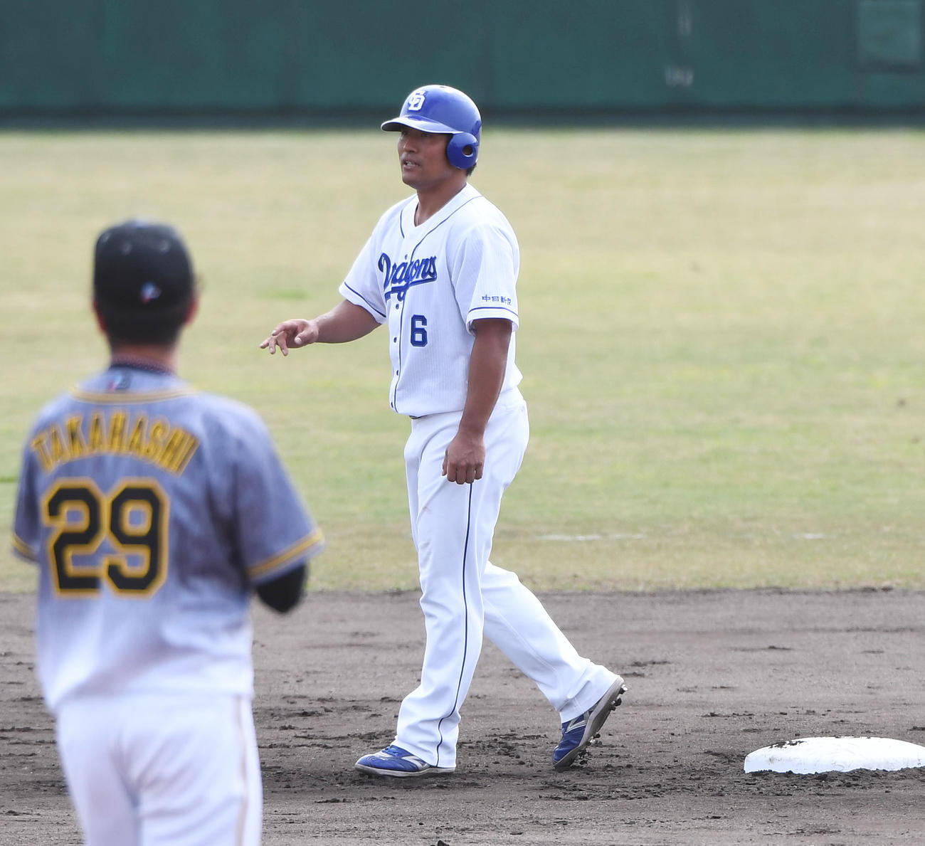 オープン戦　中日対阪神　4回裏中日2死一塁、高橋遥人（左）から右線適時二塁打を放った平田良介（撮影・森本幸一）