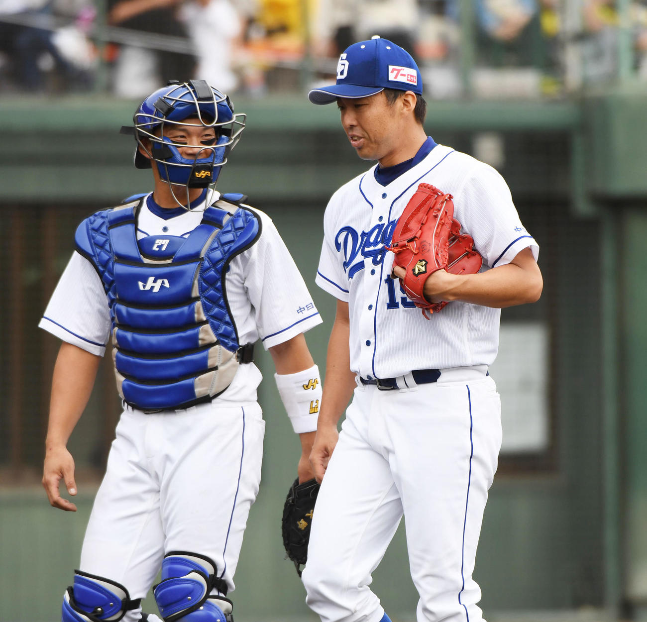 中日対阪神　6回表阪神攻撃終了、大野奨太と話しながらベンチへ戻る吉見一起（撮影・森本幸一）