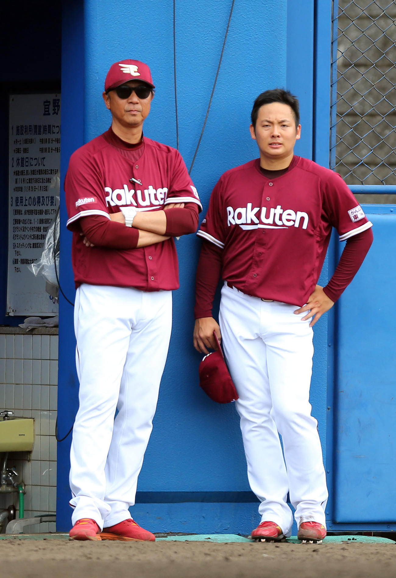 DeNA対楽天　降板後、楽天伊藤コーチ（左）と話し、渋い表情を見せる松井（撮影・大野祥一）
