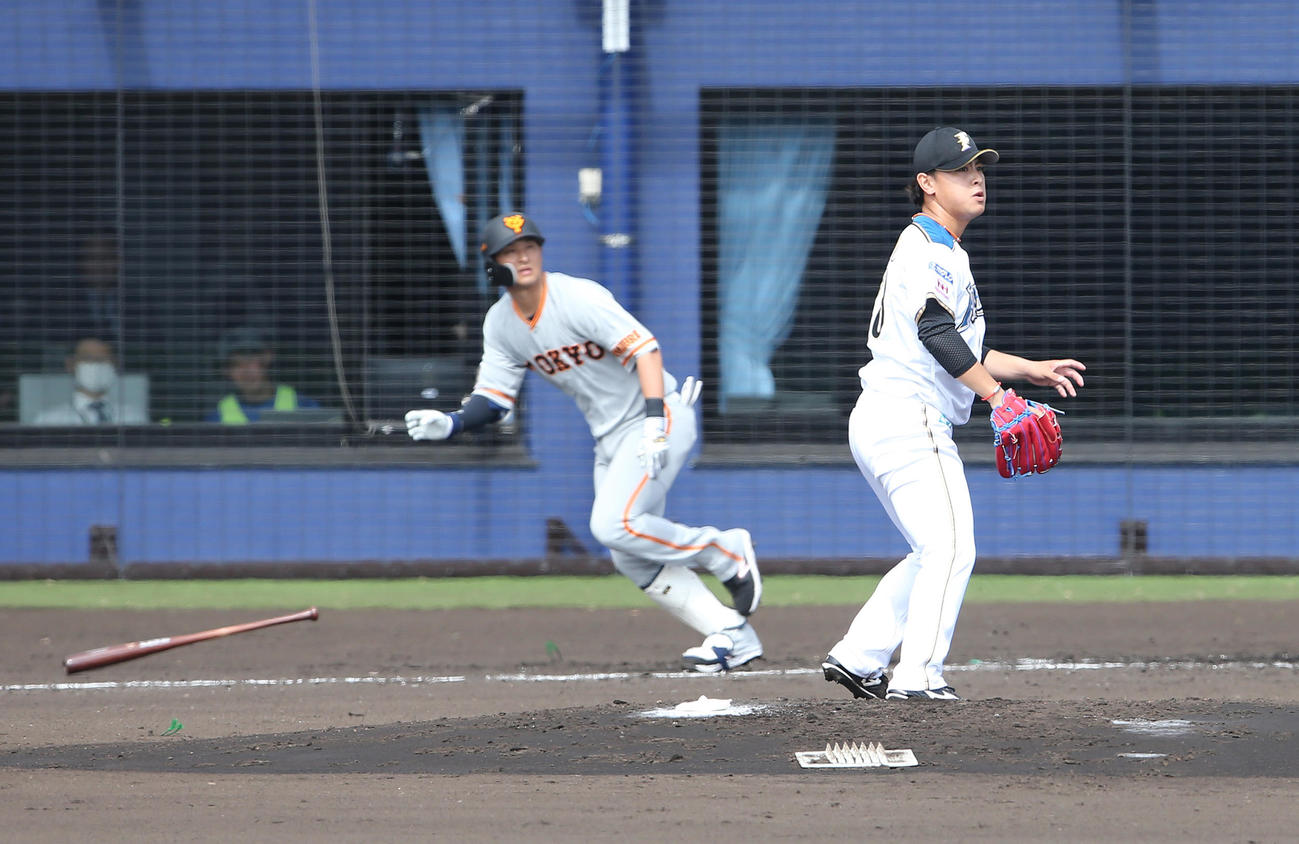 日本ハム対巨人　3回表巨人1死一、三塁、吉川尚（後方）に先制の適時二塁打を浴び、打球を見つめる河野（撮影・河野匠）