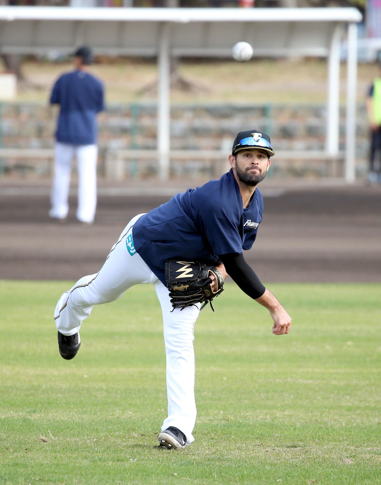 日本ハム対巨人　試合前、キャッチボールをする日本ハム・マルティネス（撮影・佐藤翔太）