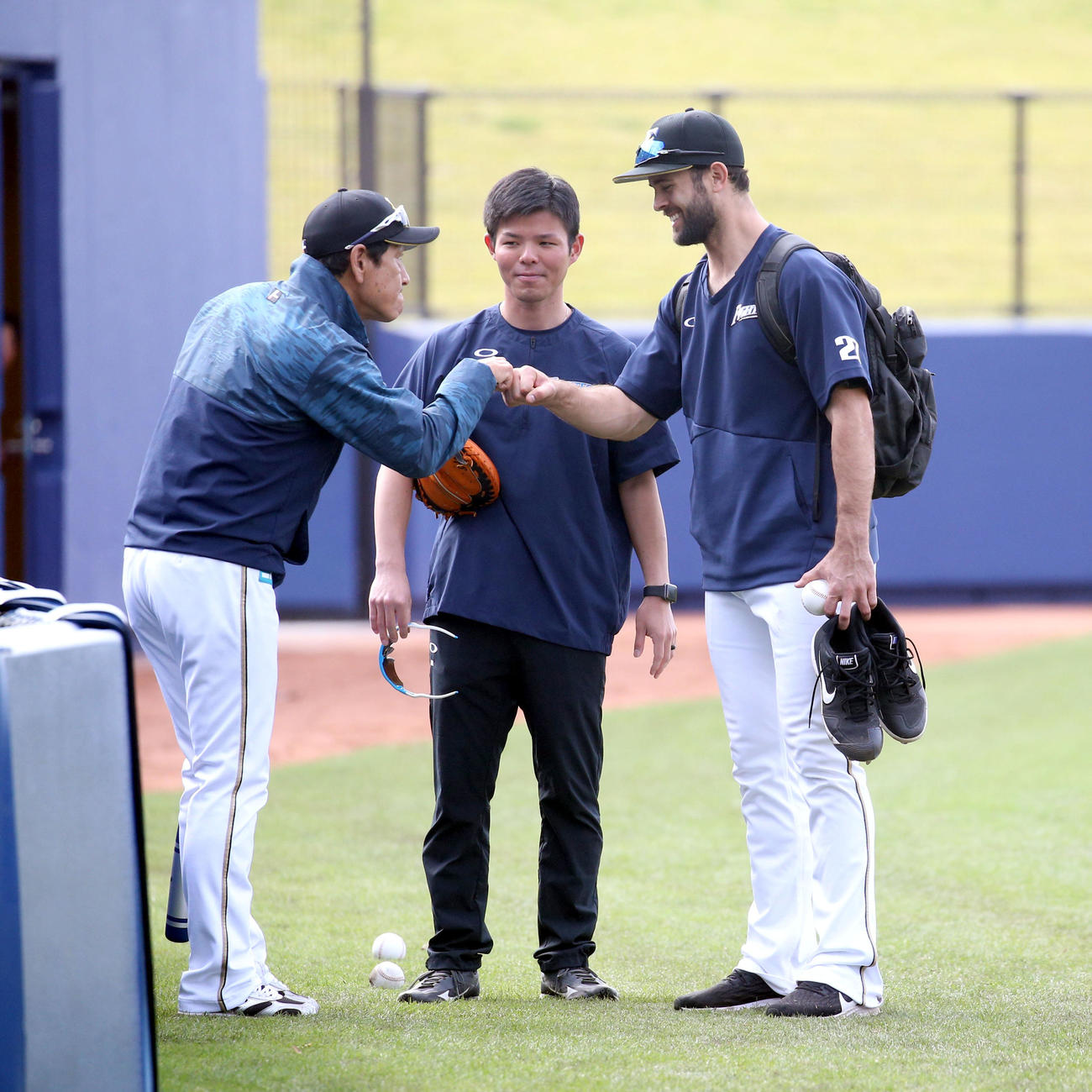 日本ハム対巨人　試合前、グータッチを交わす日本ハム栗山監督とマルティネス（右）（撮影・佐藤翔太）
