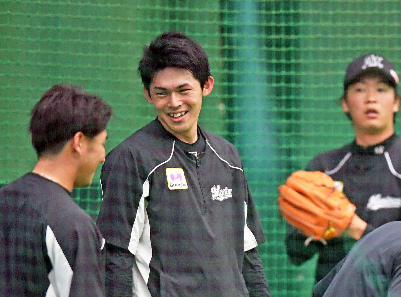 練習試合前の練習で笑顔を見せるロッテ佐々木朗希（中央）（撮影・鈴木みどり）
