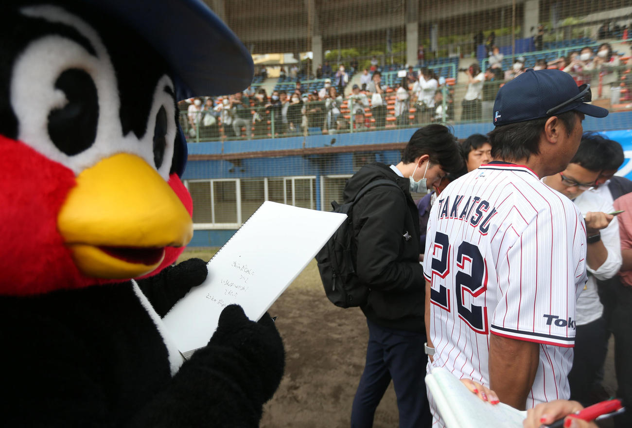 ヤクルト対広島　試合後の高津監督（右）の囲みを後ろで聞くつば九郎（撮影・狩俣裕三）