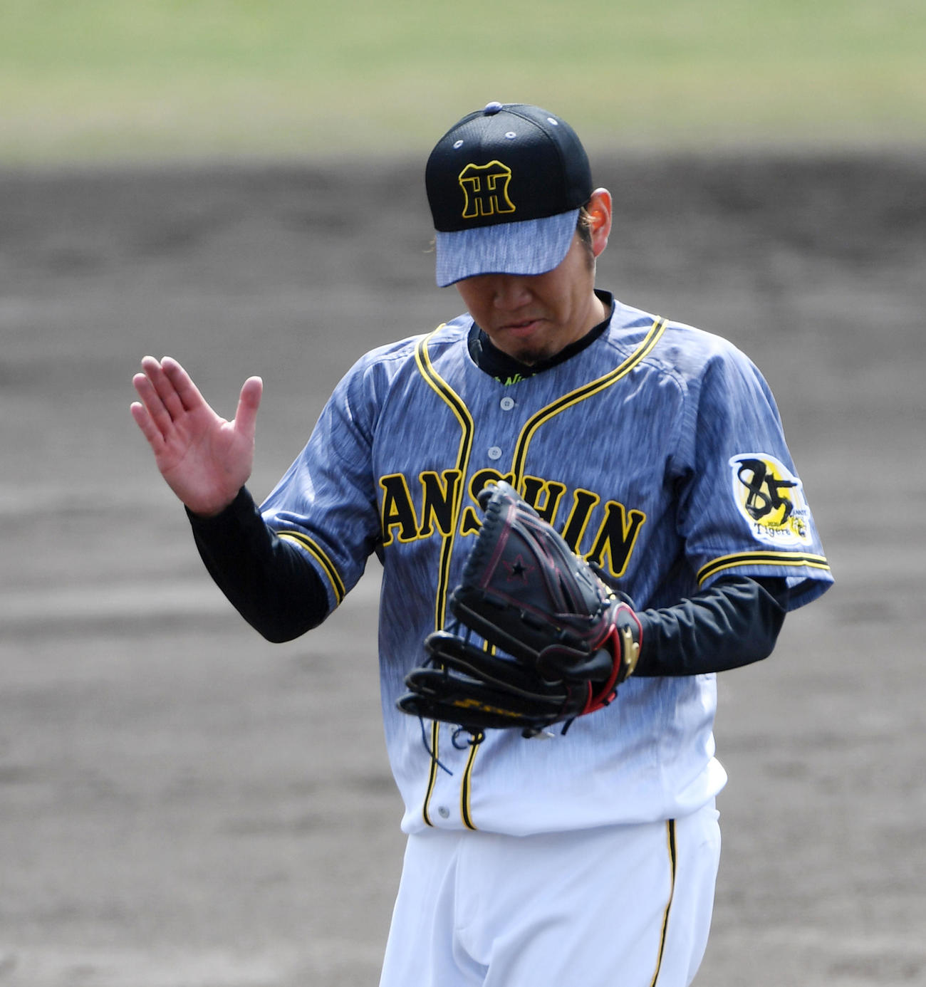 中日対阪神　1回裏中日2死一塁、ビシエドを見逃しの三振に打ち取った阪神先発の西勇はグラブをたたきベンチに戻る（撮影・前岡正明）
