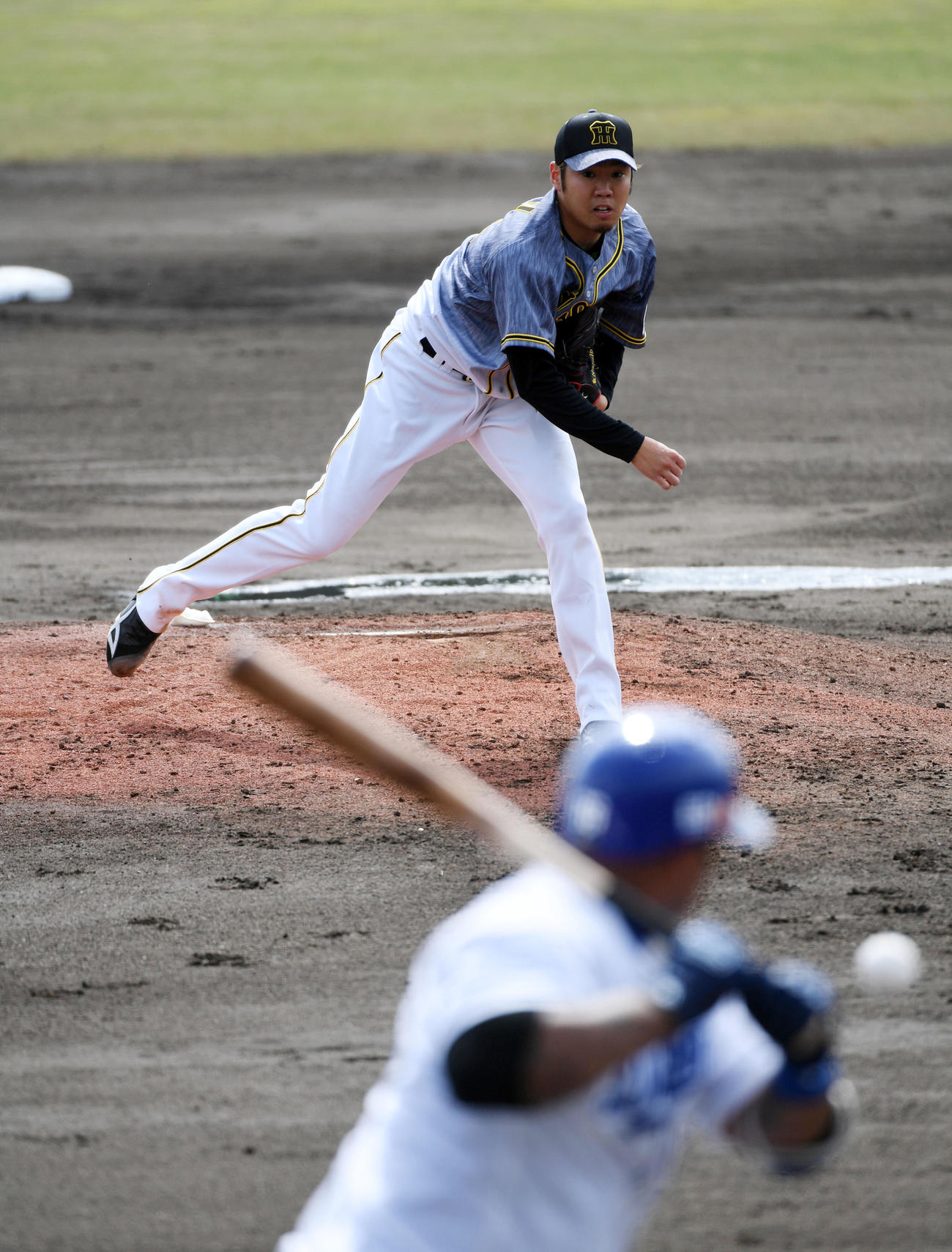 中日対阪神　1回裏中日2死一塁、ビシエドを見逃しの三振に打ち取った阪神先発の西勇（撮影・前岡正明）