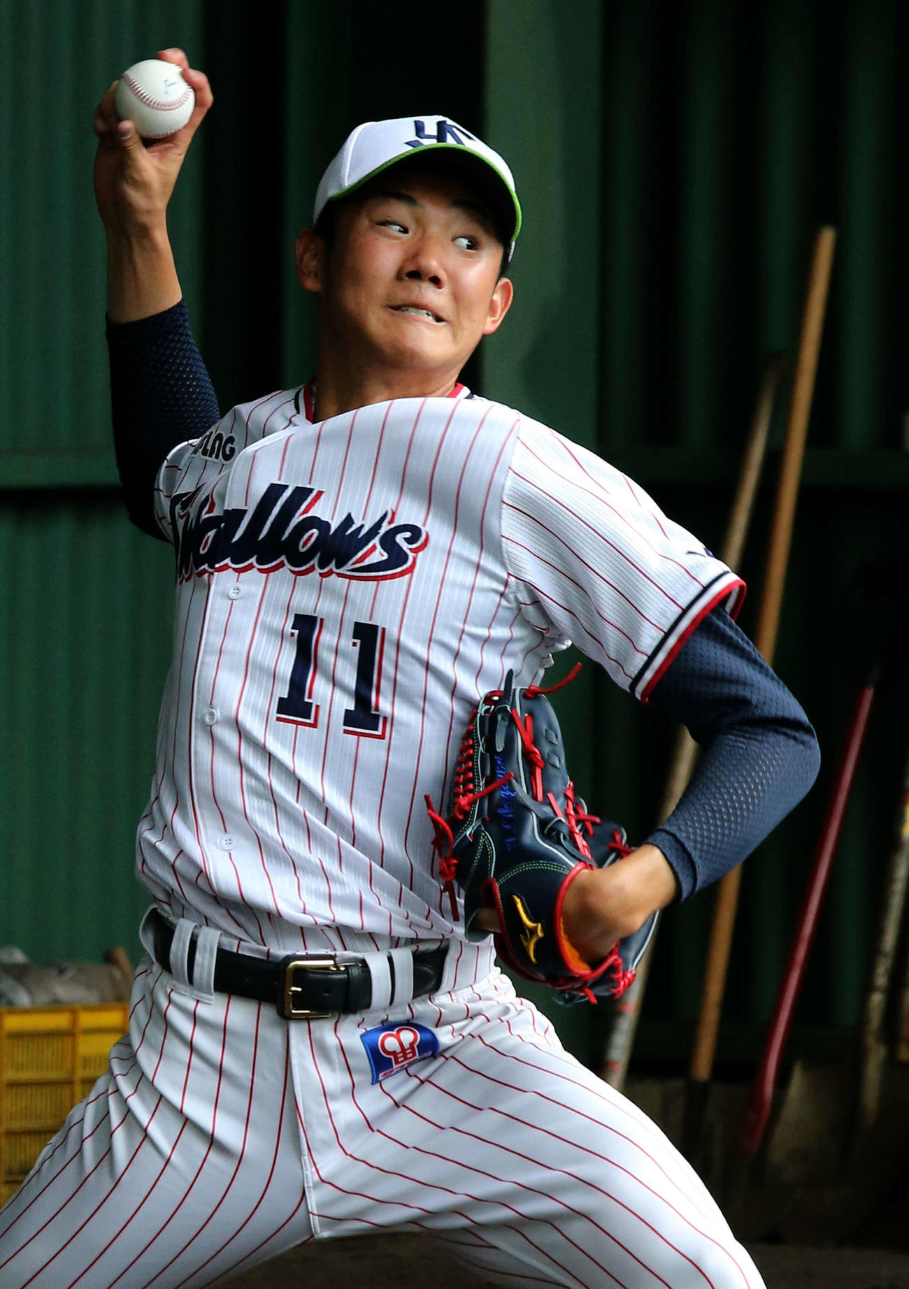 プロ入り後初めてブルペン投球を行ったヤクルト奥川