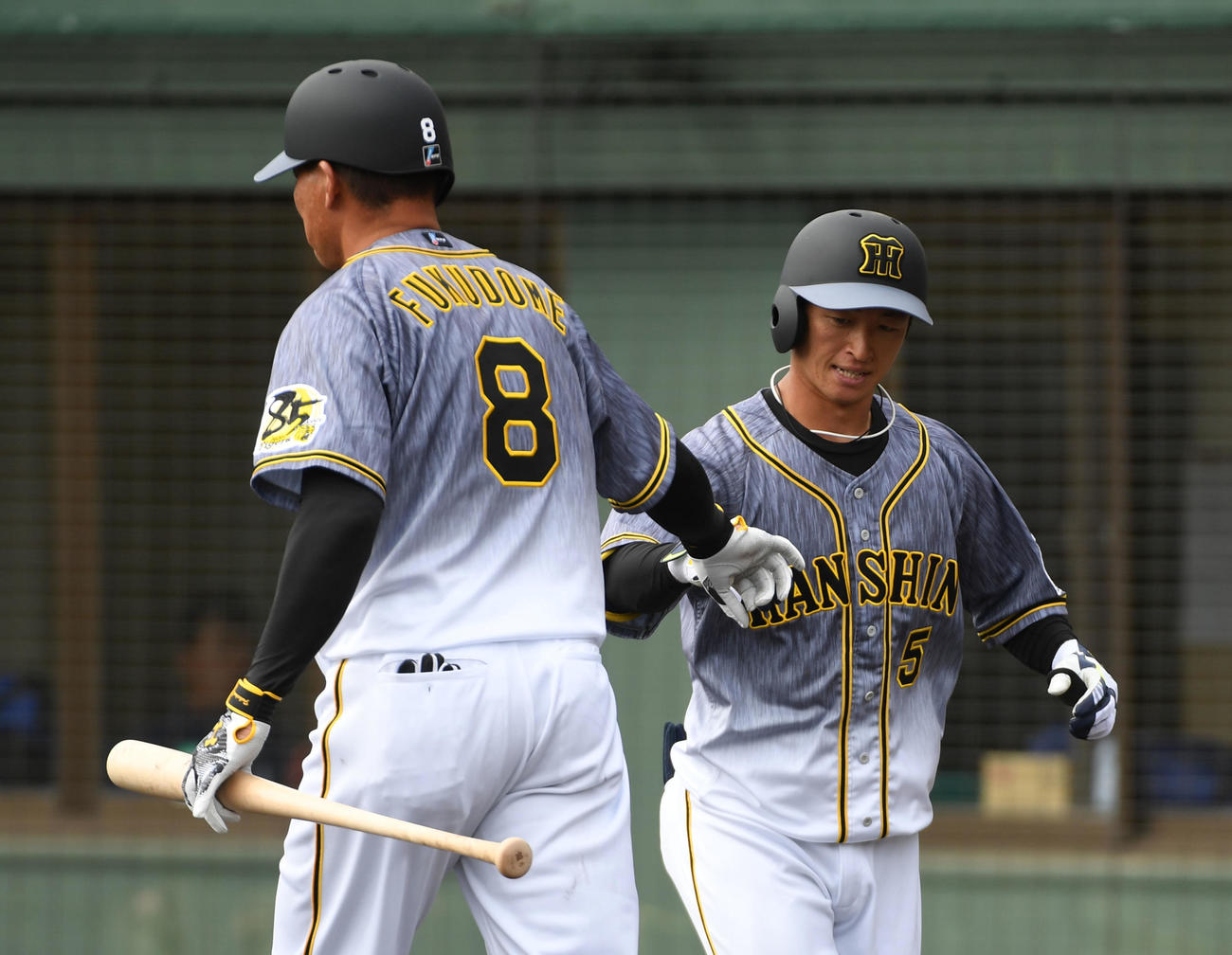中日対阪神　4回表阪神1死、近本（右）は右越え本塁打を放ち福留とタッチ（撮影・前岡正明）