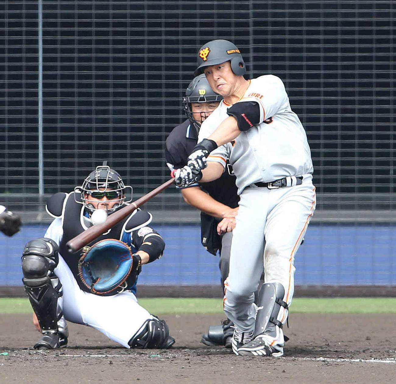 日本ハム対巨人　5回表巨人無死、左越え本塁打を放つ中島。投手井口（撮影・河野匠）