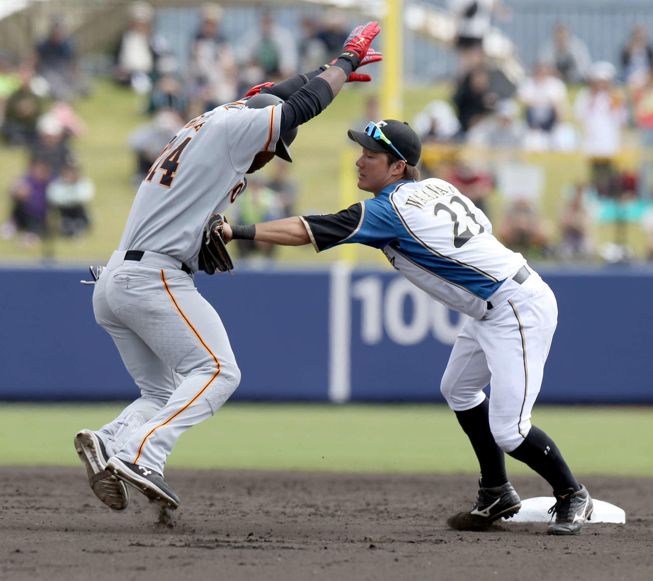日本ハム対巨人　3回表巨人2死二、三塁、左前適時打を放つも二塁でタッチアウトになるモタ。野手渡辺（撮影・佐藤翔太）