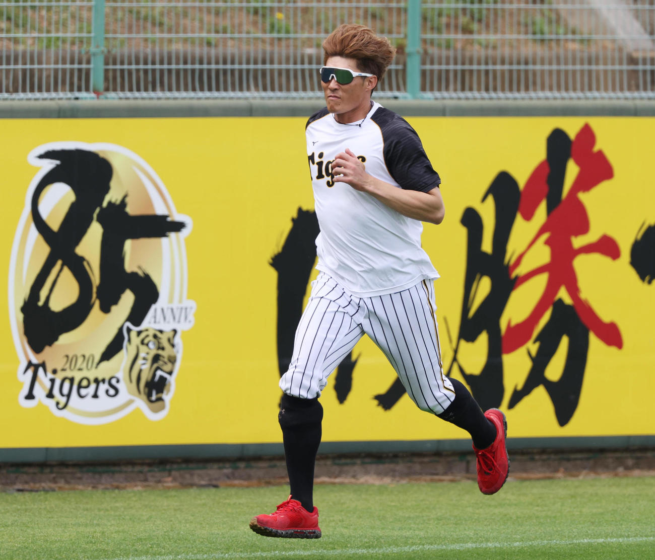 外野で走り込みを行う糸井嘉男（撮影・清水貴仁）
